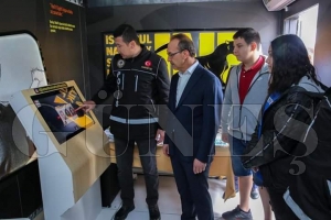 Vali Yavuz, Narkotik Eğitim Tır’ını Ziyaret Etti Vali Yavuz, Narkotik Eğitim Tır’ını Ziyaret Etti