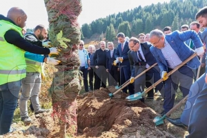 Vali Yavuz, Ağaç Dikme Töreni’ne Katıldı Vali Yavuz, Ağaç Dikme Töreni’ne Katıldı