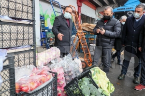 Vali Sonel, sebze ve meyve hali esnafını ziyaret etti Vali Sonel, sebze ve meyve hali esnafını ziyaret etti