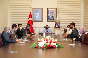 Vali Sonel, �Pandemi devam ediyor, rehavete kap�lmayal�m�