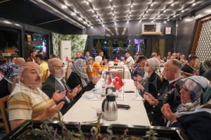 Vali Sonel, yemek program�nda gazilerimizle bir araya geldi