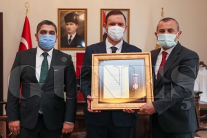 Vali Sonel, Gazimiz J. Uzm. Onb. Bedri Uğurlu’ya Devlet Övünç Madalyası ve Beratı’nı Ttakdim etti Vali Sonel, Gazimiz J. Uzm. Onb. Bedri Uğurlu’ya Devlet Övünç Madalyası ve Beratı’nı Ttakdim etti