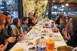 Vali Sonel, İftar Yemeğinde Yetim ve Öksüz evlatlarımızla bir arada oldu Vali Sonel, İftar Yemeğinde Yetim ve Öksüz evlatlarımızla bir arada oldu