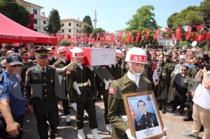Şehidimizi dualar eşliğinde son yolcuğuna uğurladık Şehidimizi dualar eşliğinde son yolcuğuna uğurladık