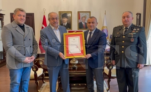 Vali Sonel, Dedesinin İstiklal Madalyasını torununa takdim etti Vali Sonel, Dedesinin İstiklal Madalyasını torununa takdim etti