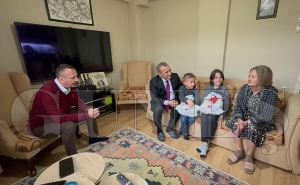Vali Sonel’den, şehit aileleri, gazilere ve depremzede ailelere bayram ziyareti Vali Sonel’den, şehit aileleri, gazilere ve depremzede ailelere bayram ziyareti