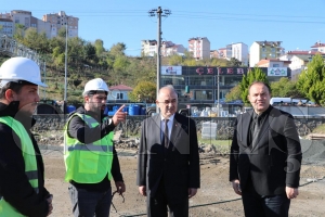 Vali Erol, spor tesislerinde incelemede bulundu Vali Erol, spor tesislerinde incelemede bulundu
