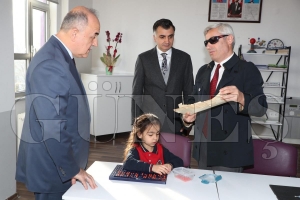 Vali Erol, görme engelli öğrenci ve öğretmeni okulunda ziyaret etti Vali Erol, görme engelli öğrenci ve öğretmeni okulunda ziyaret etti