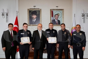 VALİ EROL, BAŞARILI POLİSLERİ ÖDÜLLENDİRDİ VALİ EROL, BAŞARILI POLİSLERİ ÖDÜLLENDİRDİ