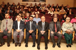 Vali Erol, “Aile Yılı” kapsamında düzenlenen söyleşi programına katıldı Vali Erol, “Aile Yılı” kapsamında düzenlenen söyleşi programına katıldı