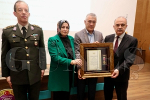 Vali Erol, şehit aileleri ve gazilere devlet övünç madalyası takdim etti Vali Erol, şehit aileleri ve gazilere devlet övünç madalyası takdim etti