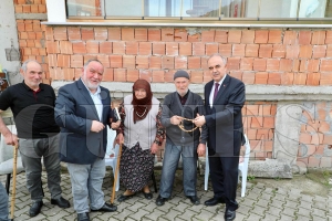 Vali Erol, 90 yaşındaki Yaşar dedenin arzusunu yerine getirdi Vali Erol, 90 yaşındaki Yaşar dedenin arzusunu yerine getirdi