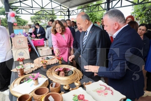 Vali Erol, Huzurevi sakinlerinin hazırladığı “El ürünleri sergisi”nin açılışını yaptı Vali Erol, Huzurevi sakinlerinin hazırladığı “El ürünleri sergisi”nin açılışını yaptı