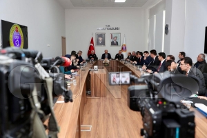 Vali Erol, bas�n mensuplar�na a��klamalarda bulundu