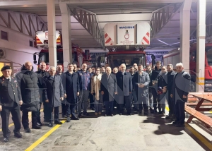 Protokol mensuplar� y�lba�� gecesi �al��an kamu g�revlilerini ziyaret etti