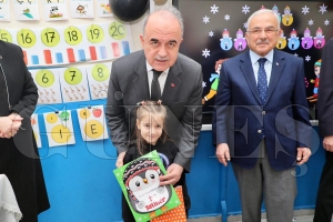 Vali Erol, ��rencilerin yar�y�l tatili heyecan�na ortak oldu