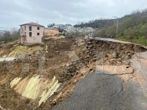 Vali Erol, heyelan b�lgelerinde incelemede bulundu