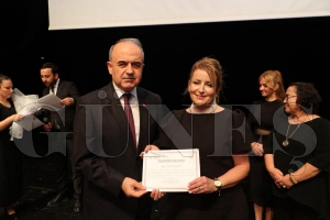 Vali Erol, koruyucu aile g�n� kutlama program�na kat�ld�