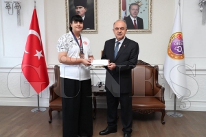 Vali Erol, �ampiyon sporcuyu tebrik etti