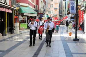 Fatsa sokaklarnda 23 nisan bayram cokusu