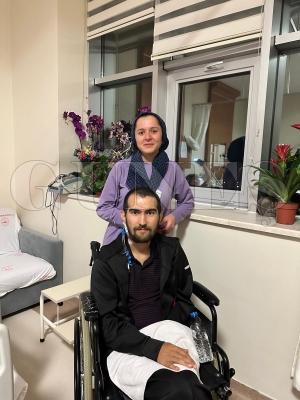 Sevginin yıkamayacağı hiçbir engel yoktur... Trafik kazasında felç olan eşine gözü gibi bakan Kader Bulu “Onun tutmayan bir kolu, bir bacağı olmaya çalışıyorum” Sevginin yıkamayacağı hiçbir engel yoktur... Trafik kazasında felç olan eşine gözü gibi bakan Kader Bulu “Onun tutmayan bir kolu, bir bacağı olmaya çalışıyorum”