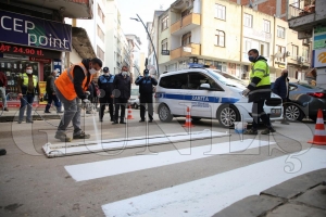 Trafikte yaya ncelii iin izgiler izildi