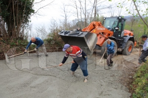 Devlet vatanda ibirlii ile beton yola kavutular