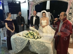 Ela ile Burakn mutlu gn