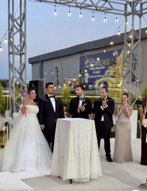 Erarslan ailesinin mutlu g�n�... Enis Erarslan g�rkemli bir d���nle d�nya evine girdi!
