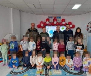 Öğrencilere kıyafet ve oyuncak yardımı yapıldı Öğrencilere kıyafet ve oyuncak yardımı yapıldı