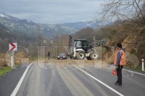 TOPRAK KAYMALARI YOLLARI KAPATTI