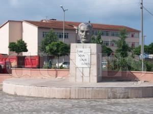 Fatsa'da Atatürk Büstüne Saygısızlık Fatsa'da Atatürk Büstüne Saygısızlık