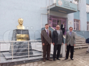 ATATÜRK İLKÖĞRETİM OKULU ATATÜRK BÜSTÜNE KAVUŞTU ATATÜRK İLKÖĞRETİM OKULU ATATÜRK BÜSTÜNE KAVUŞTU