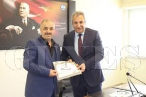 Kaymakam Yapıcıdan muhtara takdir belgesi Kaymakam Yapıcıdan muhtara takdir belgesi