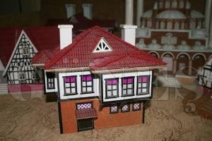 BOŞ ZAMANLARINDA MİMARİ MAKETLER YAPIYOR BOŞ ZAMANLARINDA MİMARİ MAKETLER YAPIYOR