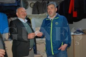 İŞ YERİNDE BULDUĞU 15 BİN LİRAYI SAHİBİNE TESLİM ETTİ İŞ YERİNDE BULDUĞU 15 BİN LİRAYI SAHİBİNE TESLİM ETTİ