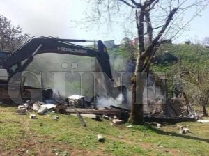 ÇIKAN YANGINDA 2 KATLI EV KÜL OLDU ÇIKAN YANGINDA 2 KATLI EV KÜL OLDU