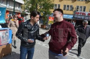 ALPARSLAN TÜRKEŞ'İN ÖLÜMÜNÜN 19. YIL DÖNÜMÜNDE LOKUM DAĞITTILAR ALPARSLAN TÜRKEŞ'İN ÖLÜMÜNÜN 19. YIL DÖNÜMÜNDE LOKUM DAĞITTILAR