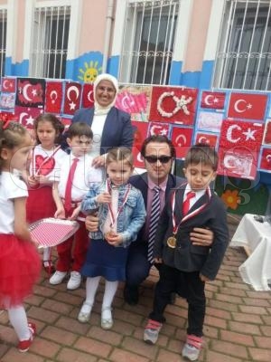 MİNİKLERDEN 'ŞANLI BAYRAĞI' SERGİSİ MİNİKLERDEN 'ŞANLI BAYRAĞI' SERGİSİ