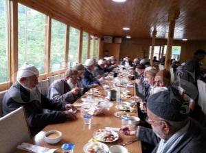 Yaşlılar bir araya geldi Yaşlılar bir araya geldi