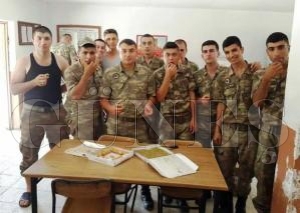 SINIRDAKİ ASKERLERİ ŞAŞIRTAN JEST SINIRDAKİ ASKERLERİ ŞAŞIRTAN JEST
