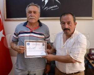 Kaymakam Yapıcı'dan muhtarlara takdir belgesi Kaymakam Yapıcı'dan muhtarlara takdir belgesi