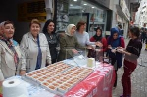 Yardım Sevenler aşure dağıttı Yardım Sevenler aşure dağıttı