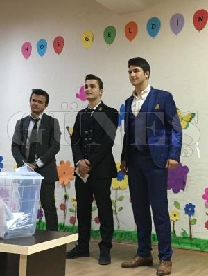 ÖĞRENCİLER SANDIK BAŞINA GİTTİ ÖĞRENCİLER SANDIK BAŞINA GİTTİ