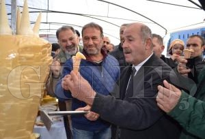 Bal döneri Döner tezgahındaki balı dondurma külahlarında yediler Bal döneri Döner tezgahındaki balı dondurma külahlarında yediler