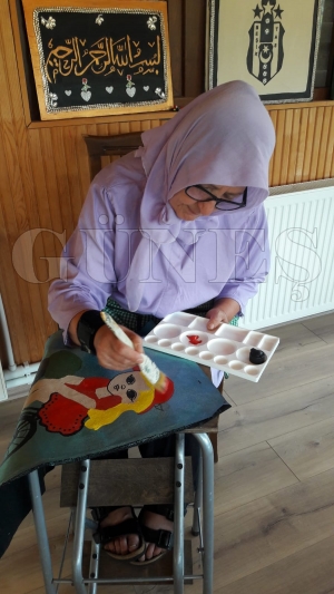 Hayalleri ile duvarlar� s�sledi...