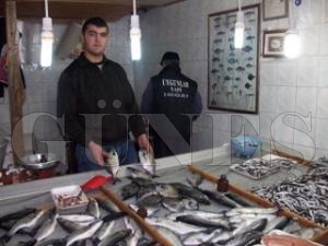 ET FİYATLARI KARŞISINDA VATANDAŞLAR BALIĞA YÖNELDİ ET FİYATLARI KARŞISINDA VATANDAŞLAR BALIĞA YÖNELDİ