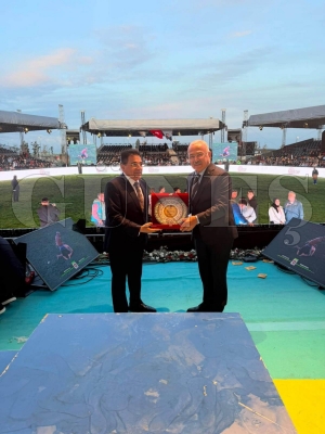 Ba�kan G�ler�e  anlaml� �d�l..Geleneksel ya�l� g�re�lere verilen destek plaketle ta�land�