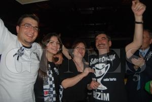 EĞLENCENİN BÖYLESİ GÖRÜLMEDİ... BEŞİKTAŞLILAR, ÇİFTE ŞAMPİYONLUKLARINI COŞKUYLA KUTLADI.... EĞLENCENİN BÖYLESİ GÖRÜLMEDİ... BEŞİKTAŞLILAR, ÇİFTE ŞAMPİYONLUKLARINI COŞKUYLA KUTLADI....