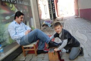HEM OKUYOR, HEM ÇALIŞIYOR... HEM OKUYOR, HEM ÇALIŞIYOR...
